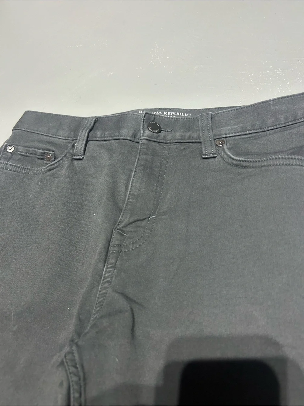 Banana Republic Traveler Dark Gray / Black Slim Fit Pants (Men’s Size 30W x 30L)